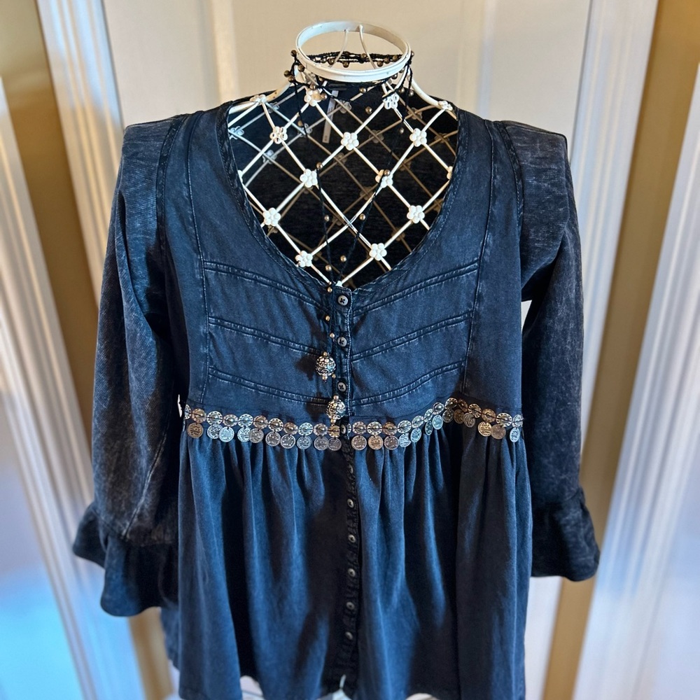 Chic Charcoal Tunic with Lace Detail - Picture 10 of 16
